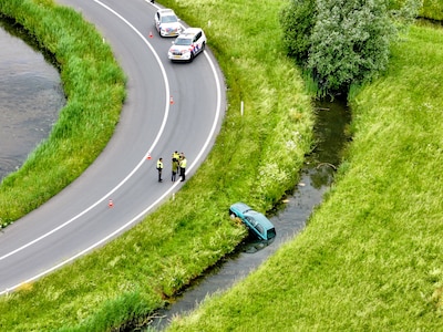 Afslag Geldermalsen op A15 tijdelijk afgesloten: auto belandt in de sloot