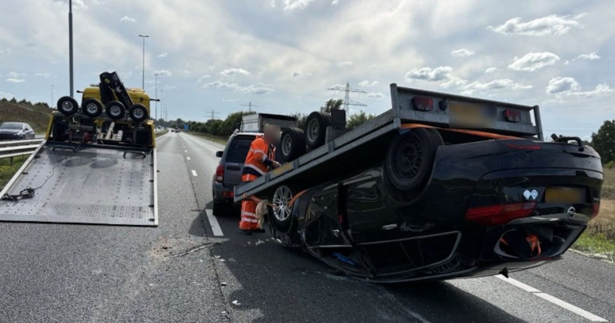 File op A73 na curieus ongeval: aanhangwagen eindigt ondersteboven op de snelweg.