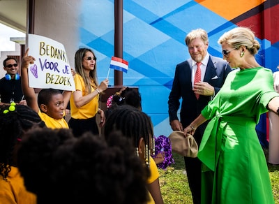 Máxima en Willem-Alexander zingen op school in Miami samen nummer van Lady Gaga en Bruno Mars