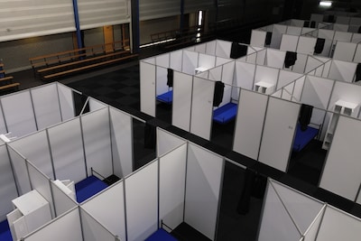 In deze sporthal slapen vanaf vandaag 60 vluchtelingen, zo ziet dat er uit