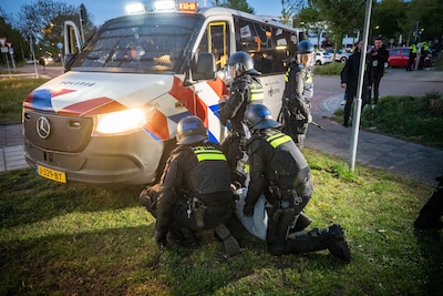 ME grijpt in bij nieuw protest tegen opvang asielzoekers in Loosdrecht: meerdere aanhoudingen, agent gewond
