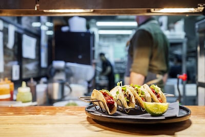 Man schept zélf flinke hoeveelheid salsa over zijn taco’s, maar klaagt dan Amerikaans restaurant aan wegens pittigheid