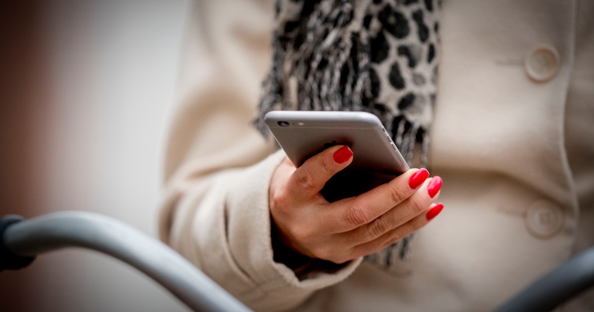 Kind gewond na aanrijding op rotonde: dader vertrekt wanneer moeder tóch dokter belt