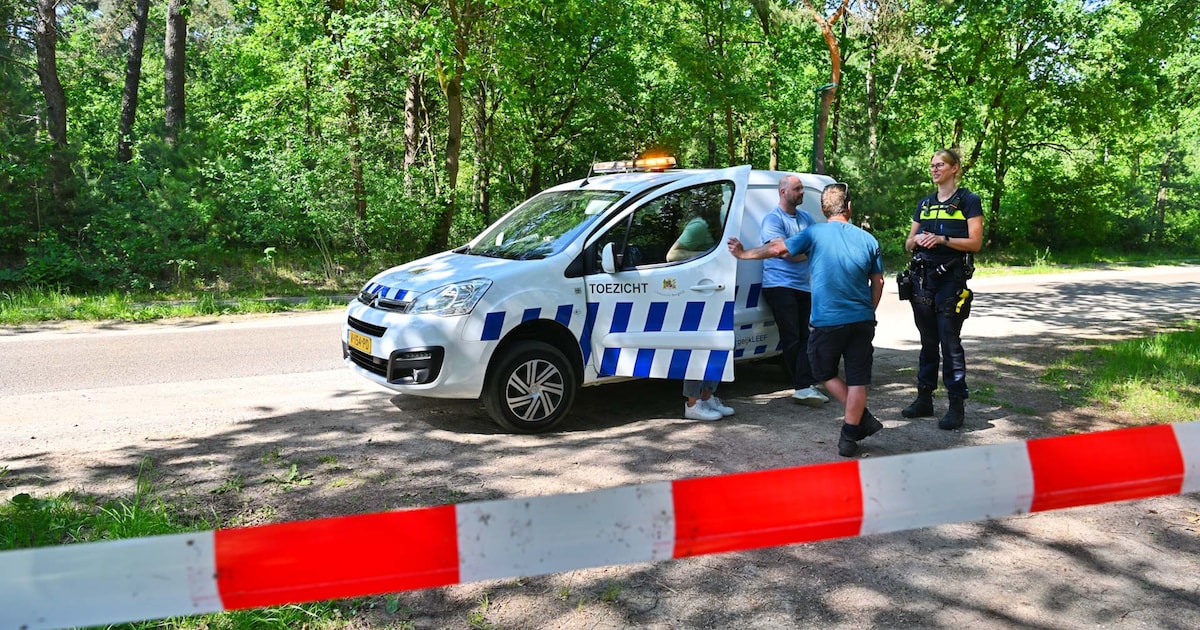 34 vaten drugsafval gevonden in Riethoven, politie en gemeente ter plaatse