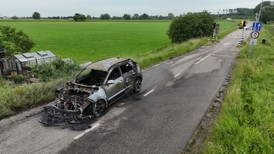 Inzinkbare paal raakt accu van elektrische auto, voertuig vo