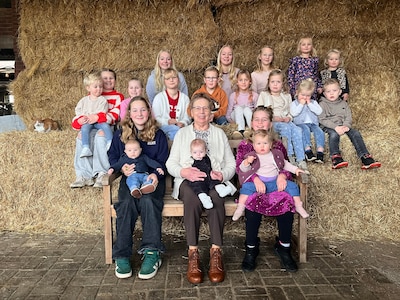 Jarige Annie met 19 kleinkinderen op ‘de kiek’ en Harrie 100 jaar jong