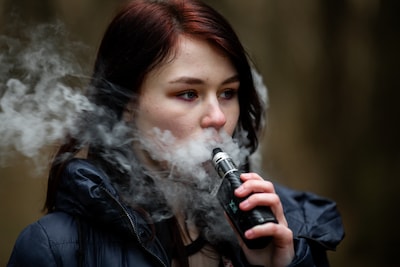 Is vapen echt minder ongezond dan roken? Dit is volgens artsen wel en niet waar over vapes
