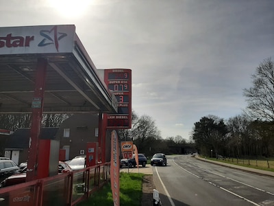 Brandstofprijs rijst ook de pan uit in Duitsland: loont het nog wel om daar te tanken?