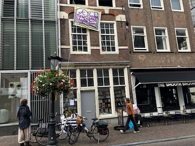 Na 25 jaar leegstand trekken krakers in stokoude Utrechtse boekhandel