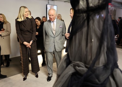 Koning Charles geeft geen krimp nadat de politie zijn broer Andrew arresteert