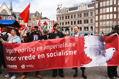 Duizenden mensen op de Dam bij protestactie ‘Stop de Oorlogskoorts’