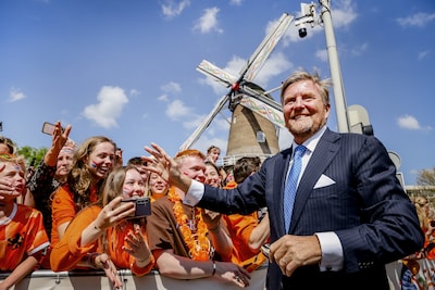 LIVE Koningsdag 2026 | Koning Willem-Alexander viert 59ste verjaardag in Dokkum, juichende menigte bij hotel koningspaar