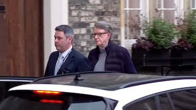 Omstreden Mandelson na verhoor over Epstein-files door Britse politie op borgtocht vrijgelaten