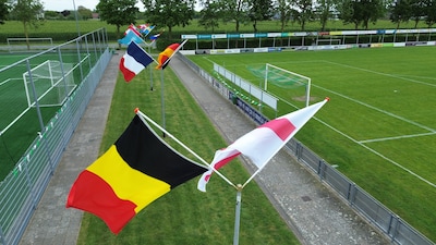Veldbedden in dorpshuis en overvolle hotels: voetballers van topclubs overspoelen dit Betuwse dorp