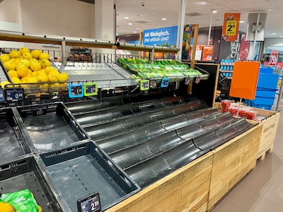 Lege schappen bij supermarkten in Noord-Nederland door sneeuw en hamstergedrag