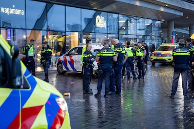 Steekpartij bij Amsterdam Centraal tijdens TikTok-livestream: gewonde verdachte aangehouden