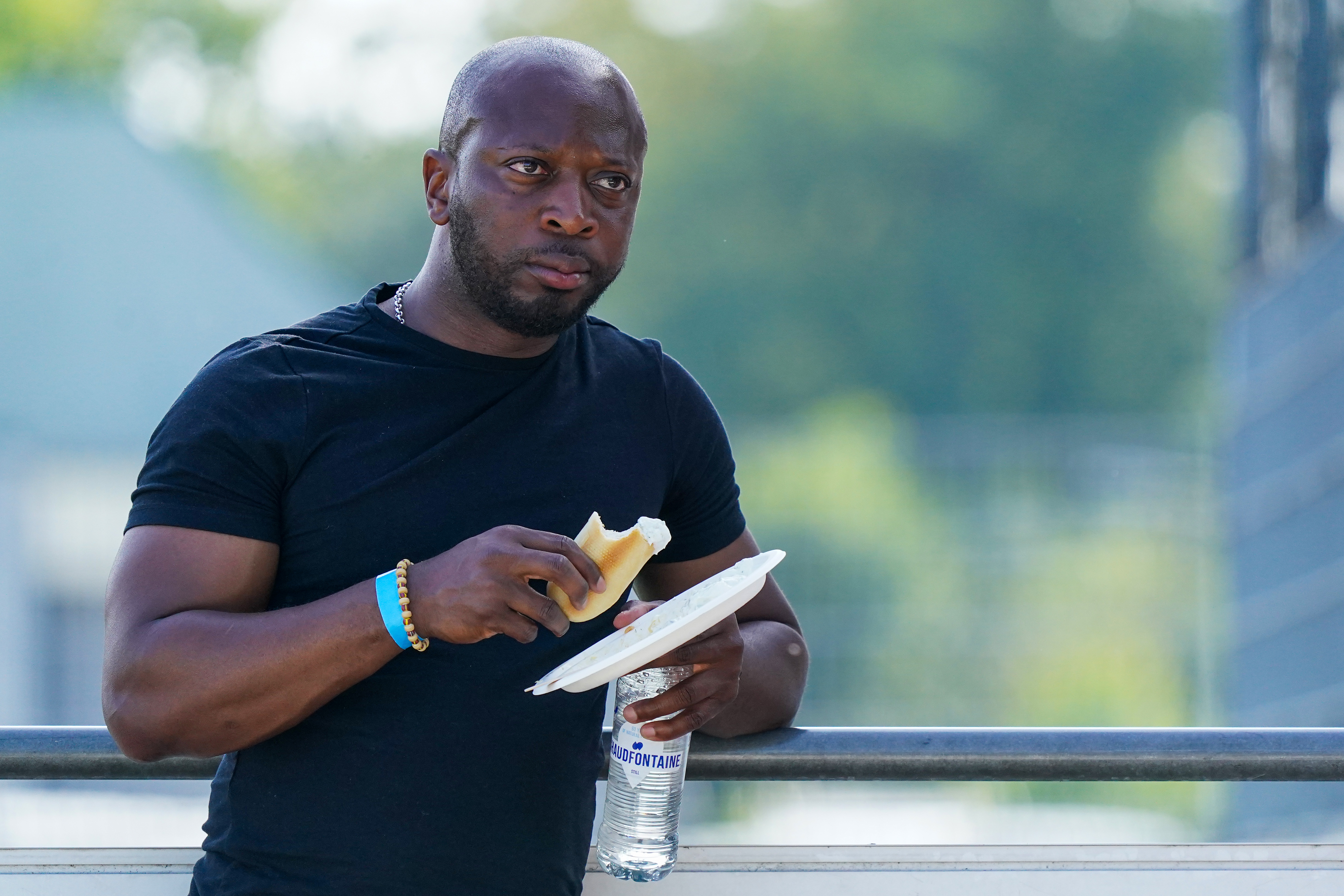 Ex-international Romeo Castelen moet jaar de bak in: werd met 139.000 euro cash gepakt op Schiphol