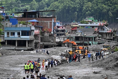 LIVE Overstromingen Nepal | Wederopbouw Nepal gaat volgens minister miljarden kosten, India gaat gletsjers in grensregio monitoren