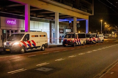 Loungecafé zou illegaal gokhuis zijn: mogelijk veel arrestaties en vondst grote hoeveelheid cash bij politieinval