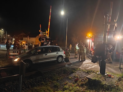 Automobilist ‘neemt afslag te vroeg’ en belandt met auto op het spoor