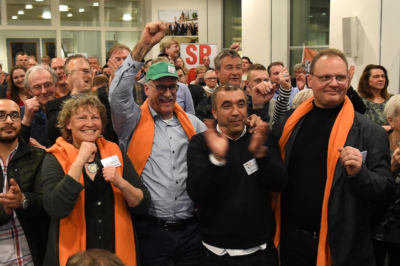 Liberaal LVC werd in 2018 de grote winnaar van de verkiezingen in Cuijk. Linksvoor lijsttrekker Liesbeth van Heeswijk. Achter haar met gebalde vuist vader Wim.