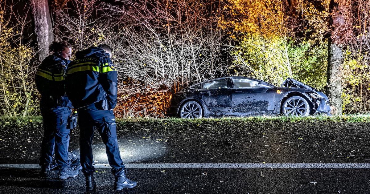 Tesla crasht bij afrit van A326 bij Wijchen