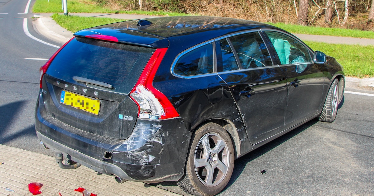 Auto's botsen op rotonde in Warnsveld