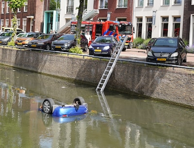 Man overleden doordat auto in gracht belandt, vrouw raakt zwaargewond