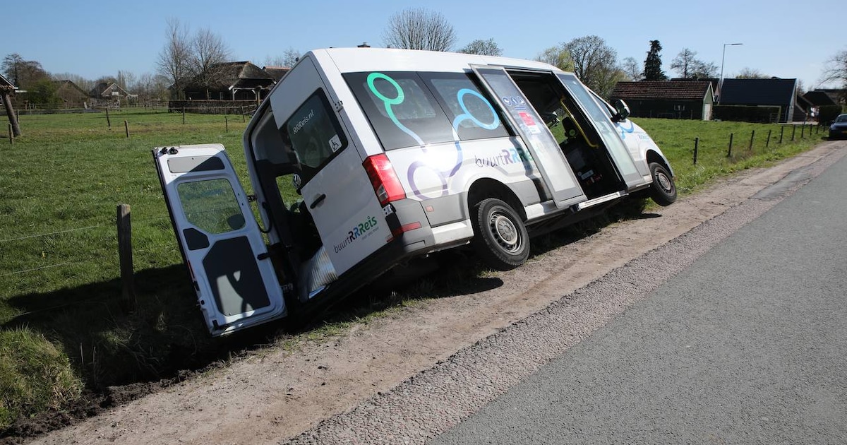 Buurtbus belandt in greppel langs de Hogebrinkerweg in Hoevelaken