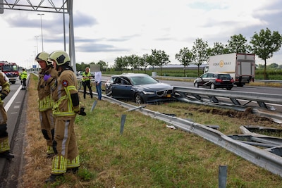 Auto en vrachtwagen belanden in middenberm na botsing op A12 bij Bunnik