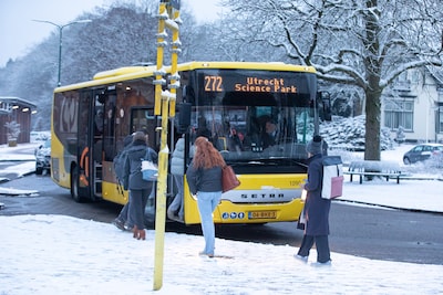 Reizigers zijn buschaos zat: ‘Stop met die wisselingen in de winter’
