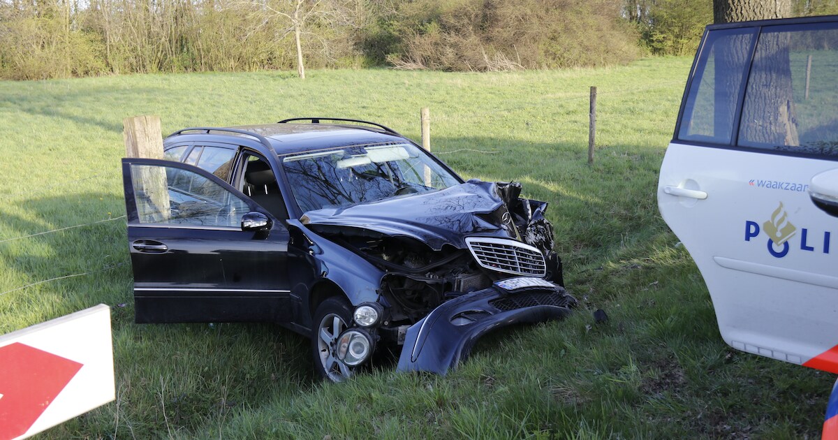 Auto knalt frontaal tegen boom in Ottersum: twee inzittenden met spoed overgebracht naar ziekenhuis