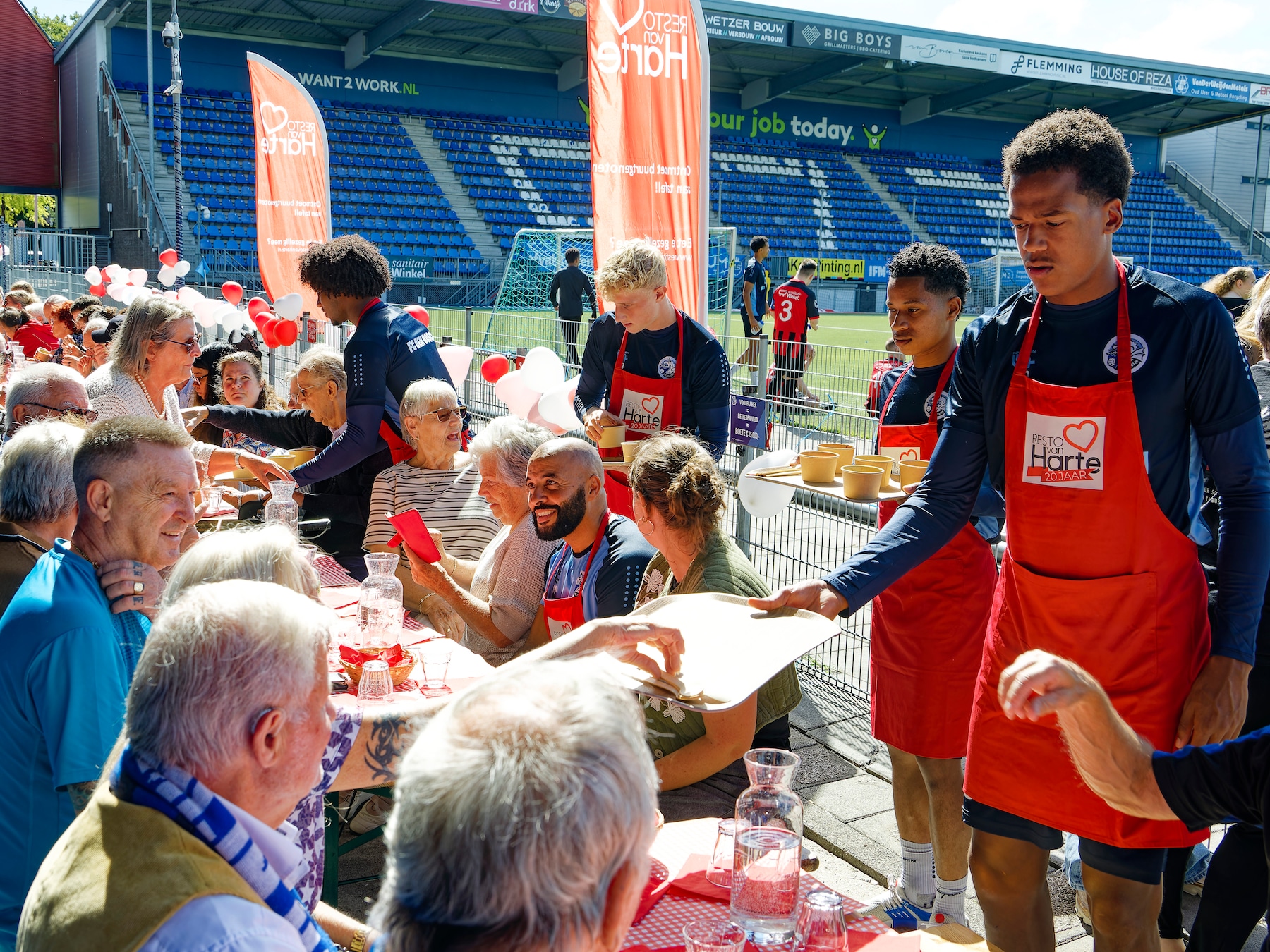 Selectiespelers FC Den Bosch zijn ober voor een dag