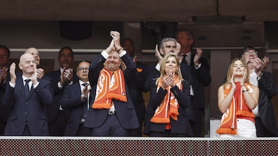 Koningspaar en Ariane juichen naast FIFA-baas Infantino en feliciteren Oranje in de kleedkamer