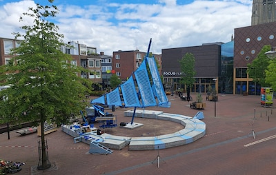 Wat doet dat gekke blauwe bouwwerk bij het filmhuis in Arnhem?