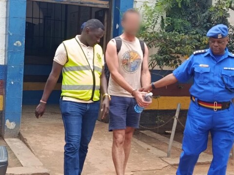 Laveloze Nederlander veroorzaakt rel in Kenia met spuugfilmpje, presidentskandidaat eist deportatie