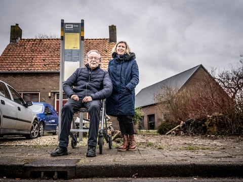 Jan Nieuwenburg en zijn vrouw Dicky staan bij de bushalte waar ze nooit een bus zien. Ze verhuisden drie jaar geleden naar Appeltern. Ze dachten dat het ov wel op orde was. Er is alleen een belbus.