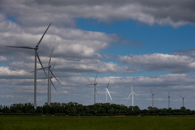 Niet zo winderig voorjaar, turbines draaiden langzamer: minder geld voor ‘goede doelen’