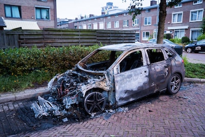 Geparkeerde auto uitgebrand in Arnhem