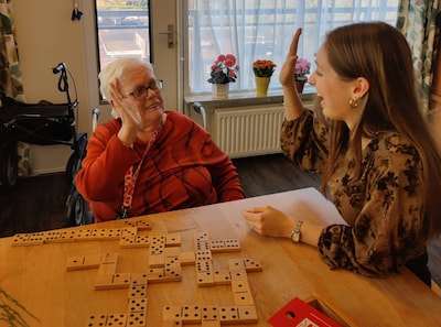 Bente helpt in zorgcentrum en heeft zo studentenkamer voor 100 euro: ‘Ik ben er voor de gezelligheid’