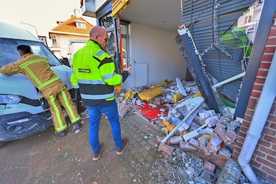 Bestelbus rijdt woning binnen, complete voorgevel weggeslagen