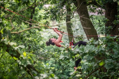 Koorddansers tussen de bomen en 200 nieuwsgierige buren: zo veranderde Zwanenveld even in een circus