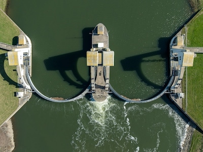 Rijkswaterstaat zet stuwen bij Driel voor het eerst open vanwege extreem lage waterstand in Rijn
