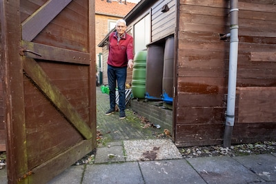 Wildpoeper laat wekelijks ‘cadeautje’ achter voor tuindeur van Frans (77): ‘Iemand heeft de pik op mij’