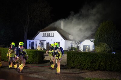 ‘Bliksem slaat in’: grote brand in woning met rieten dak in Doesburg