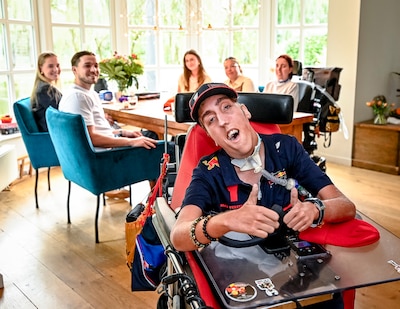 Nick (21) was eenzaam en zocht een maatje, nu heeft hij acht nieuwe vrienden: ‘We zien hem weer opbloeien’