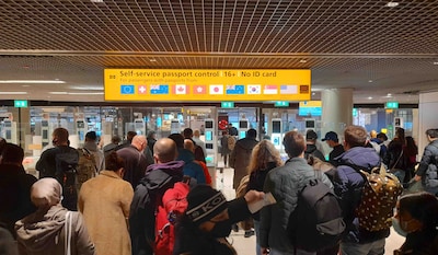 Wachtrijchaos bij grenscontroles op Schiphol is ‘kritiek’: ‘Passagiers moeten urenlang wachten, dat is onacceptabel’