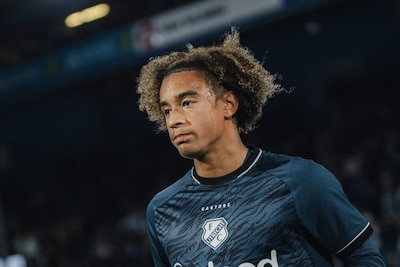 ‘Goed genoeg is oud genoeg’: 15-jarige Donovan maakt debuut bij Jong Utrecht en schrijft voetbalgesc