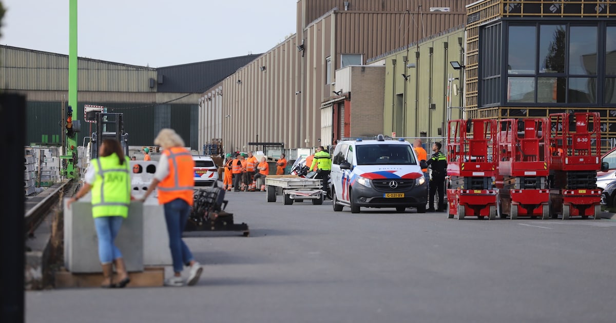 Ernstig ongeval in Veenendaal: medewerker zwaar gewond naar ziekenhuis na beknelling.