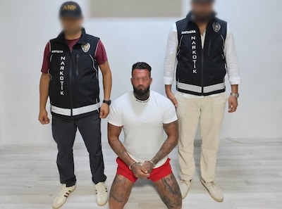 Voortvluchtige Eindhovense pillenboer Gerrit van R. op rode slippers gepakt in Turkije